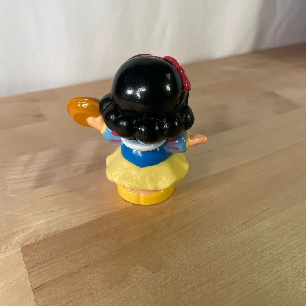 Little People Disney Princess Snow White with pie